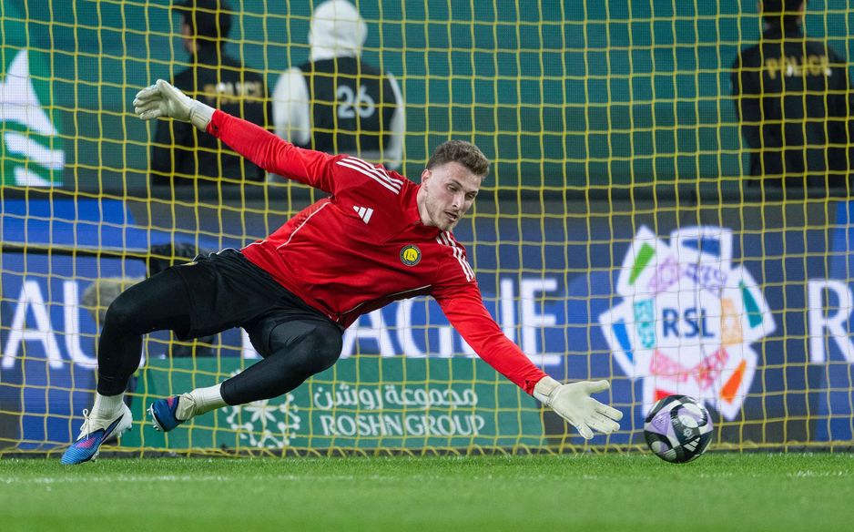 بينتو خلال الإحماء لخلافة العقيدي الموقوف في ديربي العاصمة