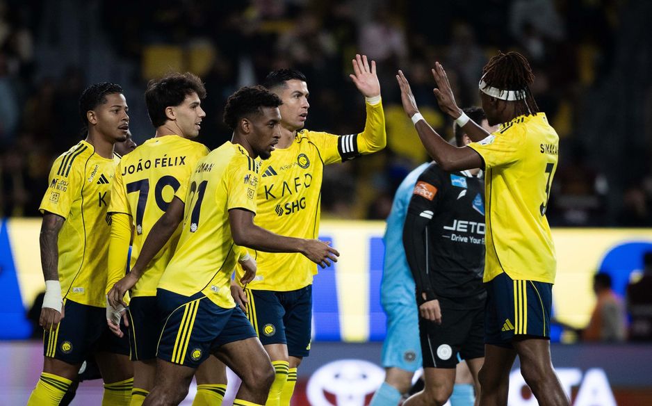 لاعبو النصر يتبادلون التهاني بتقدمهم في المباراة