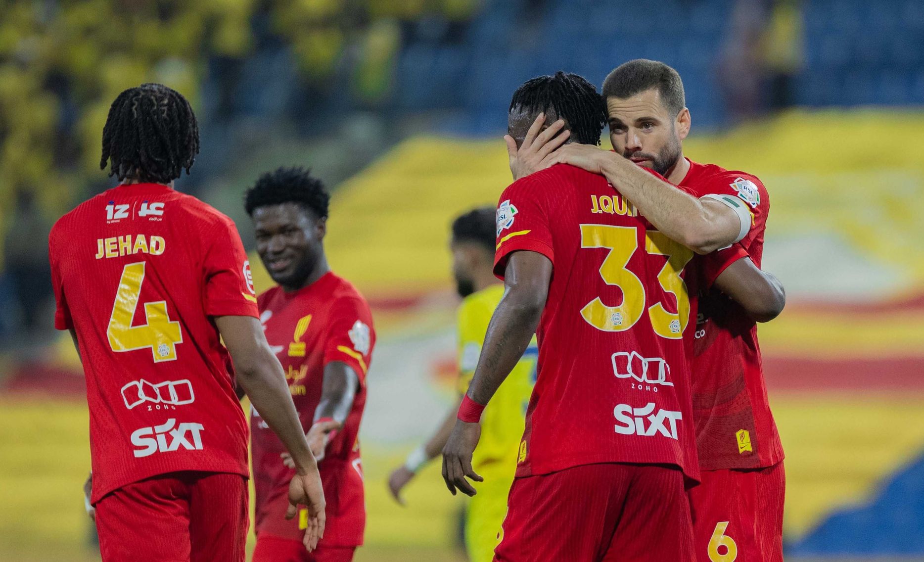 بونسو باه صانع الهدفين الأولين يتلقى التهنئة من ذكري وناتشو يبارك لكينونيس التفوق