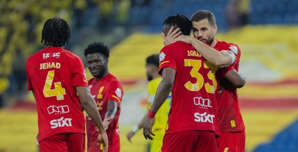 بونسو باه صانع الهدفين الأولين يتلقى التهنئة من ذكري وناتشو يبارك لكينونيس التفوق