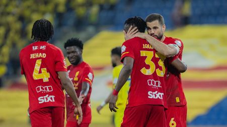 بونسو باه صانع الهدفين الأولين يتلقى التهنئة من ذكري وناتشو يبارك لكينونيس التفوق