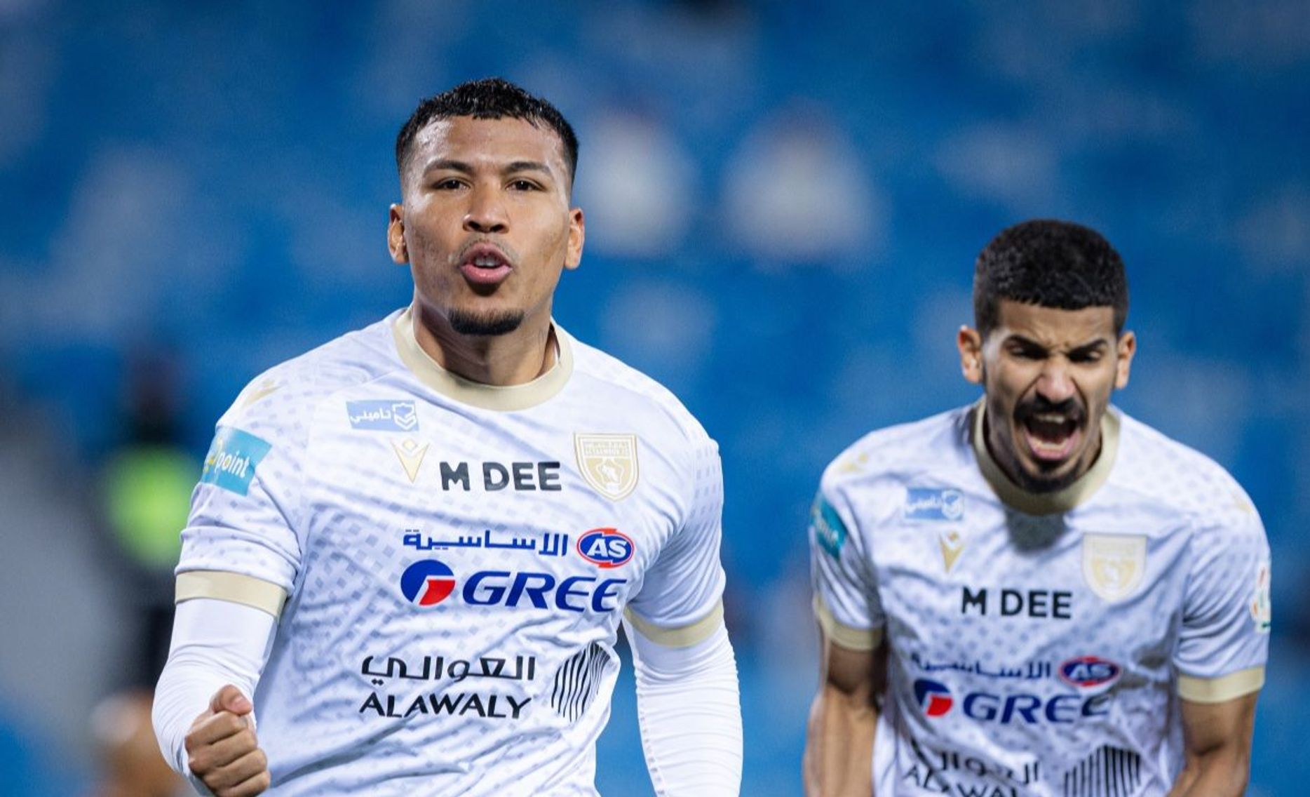 هاتريك مارتينيز يقود التعاون للانتصار على الرياض بثلاثية