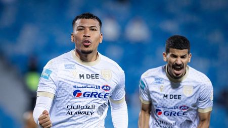 هاتريك مارتينيز يقود التعاون للانتصار على الرياض بثلاثية