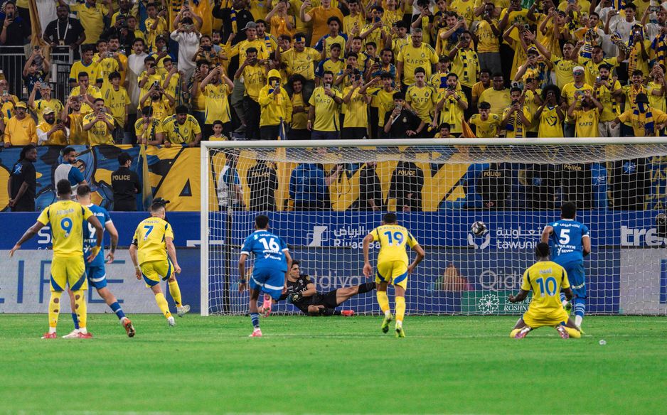 ماني يحتفل بهدف رونالدو في بونو خلال الديربي الأخير بين اللاعبين السنغالي والمغربي بعد غيابهما عن قمة الاثنين الماضي