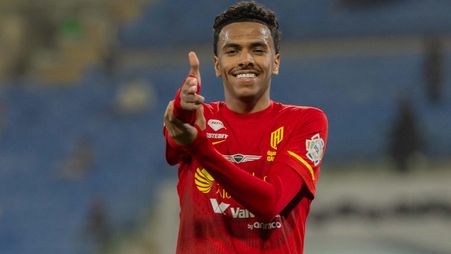 مصعب الجوير لاعب القادسية يحتفل بهدفه في مرمى الحزم