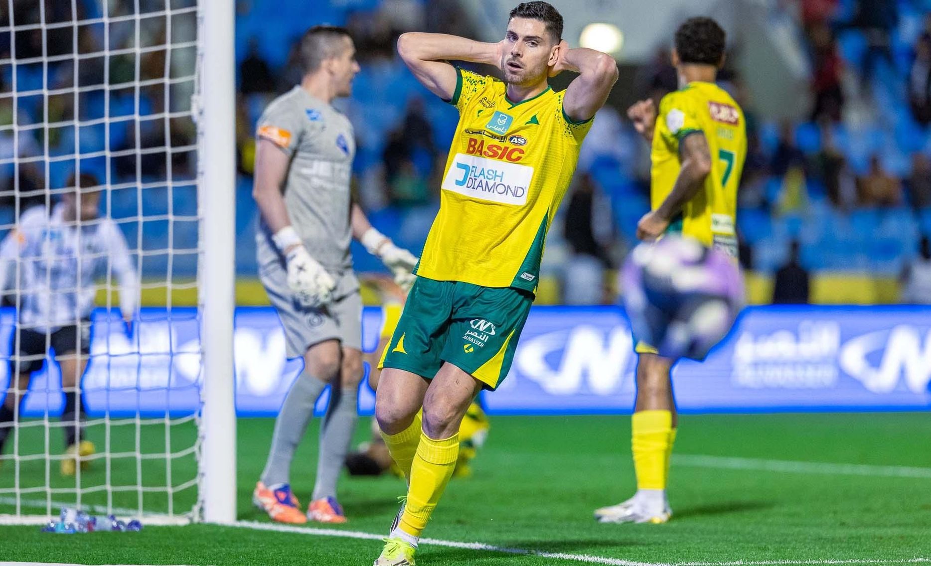 ماسوراس متحسرًا على فرصة ضائعة أمام مرمى الشباب