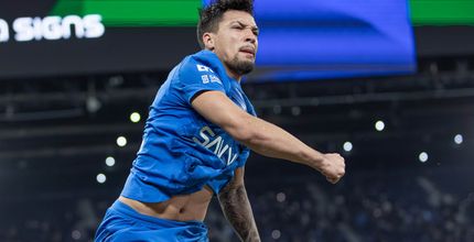 ليوناردو يحتفل بالتسجيل بعد 3 مباريات بلا أهداف