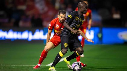 ناتشو مراقبًا كانتي في مباراة القادسية والاتحاد