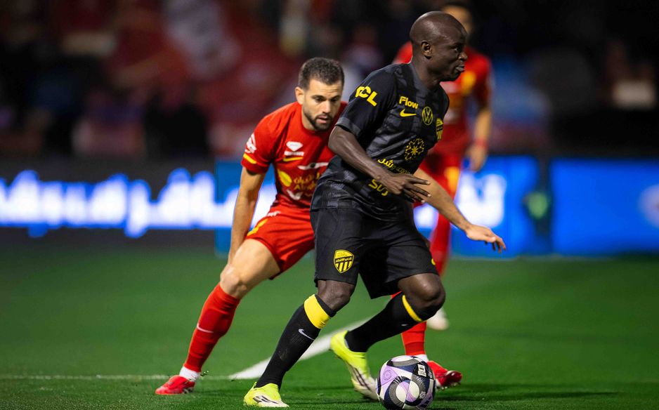 ناتشو مراقبًا كانتي في مباراة القادسية والاتحاد