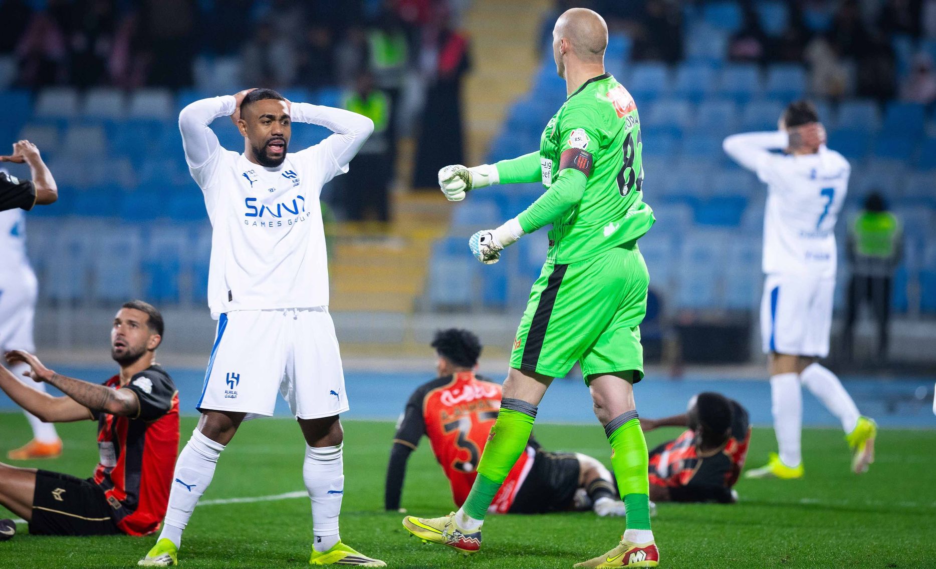 مالكوم متحسرًا على فرصة مهدرة أمام مرمى الرياض قبل لحظات من نهاية الوقت الأصلي للمباراة