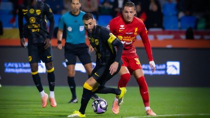 المهاجم الفرنسي بنزيما مع الإيطالي ماتيو ريتيغي