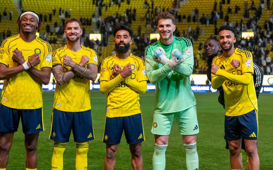 بينتو محتفلًا مع زملائه المدافعين بشباكهم النظيفة ويعد الحارس البرازيلي الأفضل في المعدل بعد حارس الأهلي ميندي