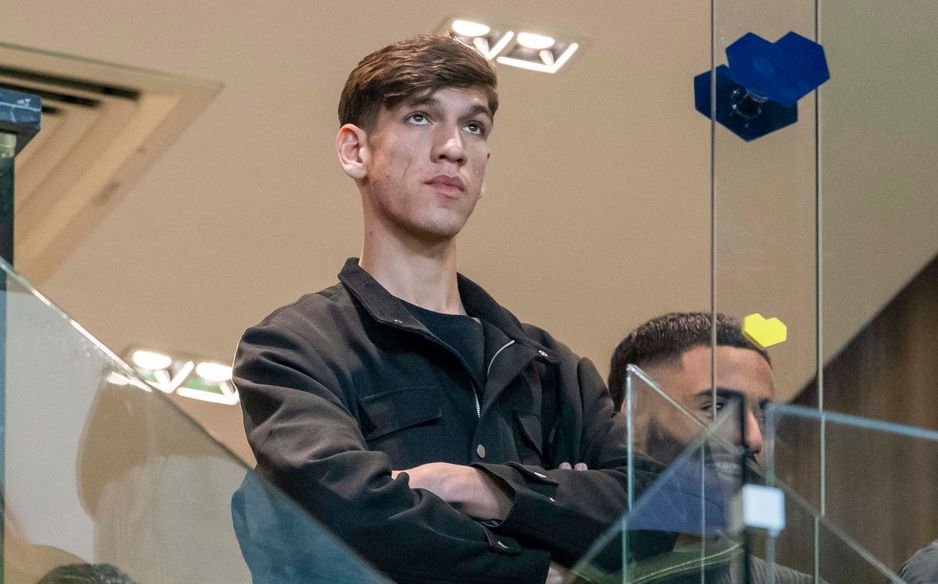 اللاعب العراقي حيدر عبد الكريم في مدرجات ملعب مباراة النصر والتعاون