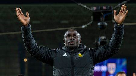 Sadio Mane celebrates win v Al Taawoun with the Al Nassr fans