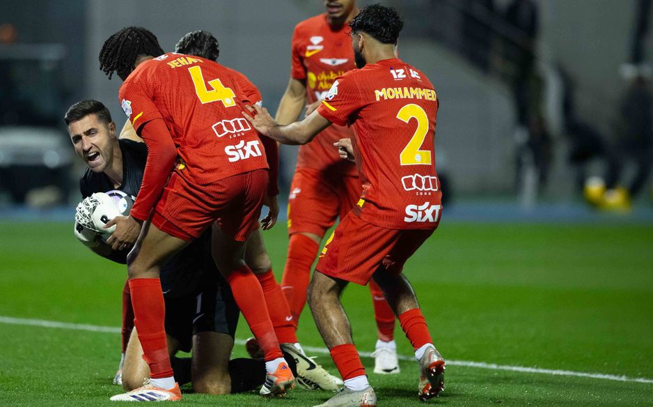 الدوسري أخفق في الوصول لمرمى كاستيلز من علامة الجزاء فباغتة بتسديدة على الطاير قبل نهاية المباراة