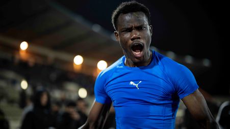 أسهم أمادو كونيه في أول انتصار لنيوم بفارق أكثر من هدف لفريق نيوم