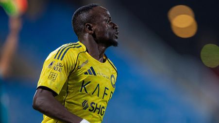 ساديو ماني يحتفل بهدف انتصار فريقه النصر على الرياض