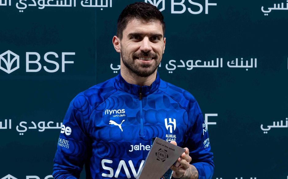 نيفيز مع جائزة هدف الجولة 19 المقدمة من BSF