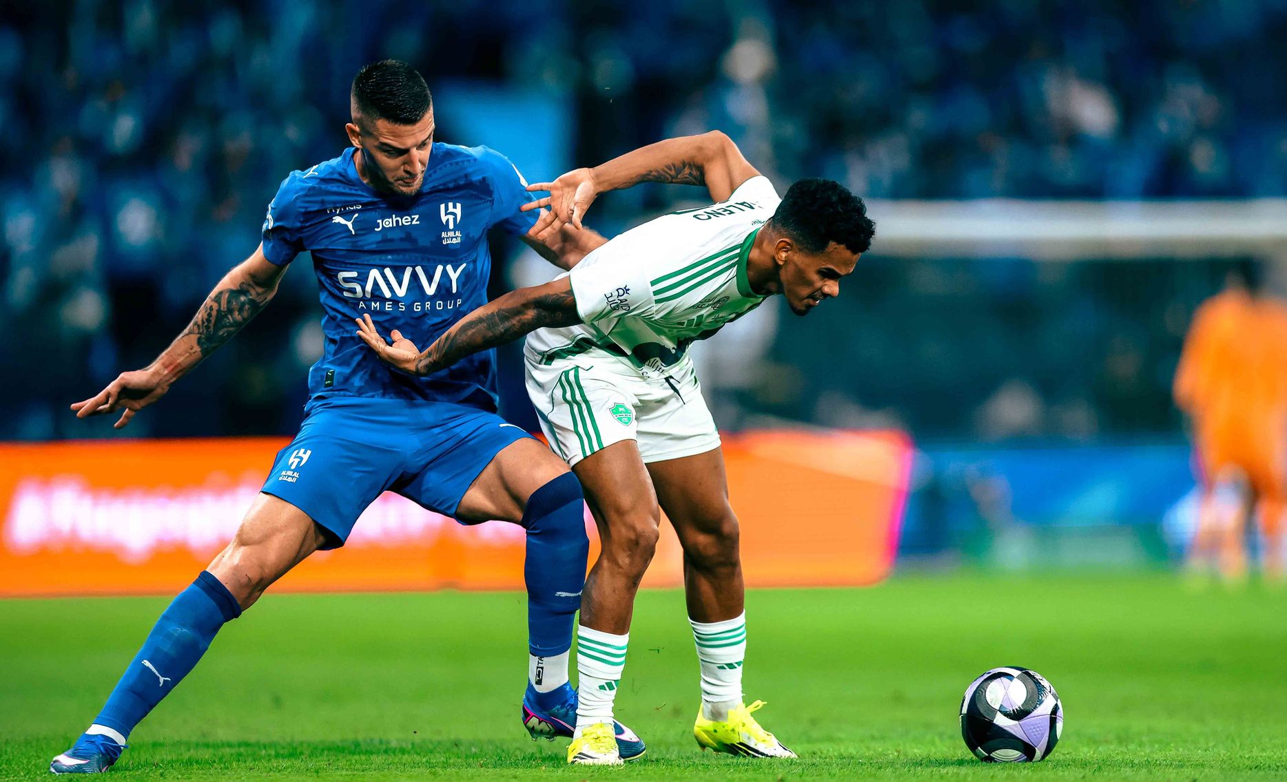 الهلال والأهلي يرفضان السقوط في قمة الجولة 20