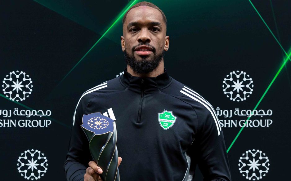 توني متسلمًا جائزة أفضل لاعب في يناير المقدمة من مجموعة روشن