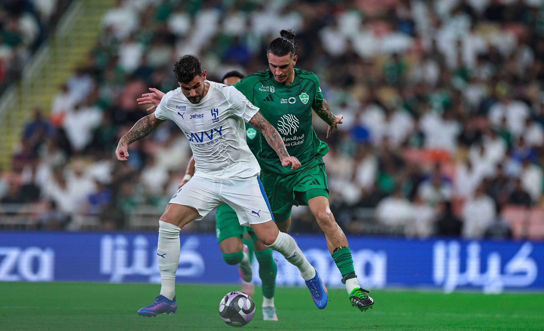 مواجهة الهلال والأهلي في جميع الخطوط