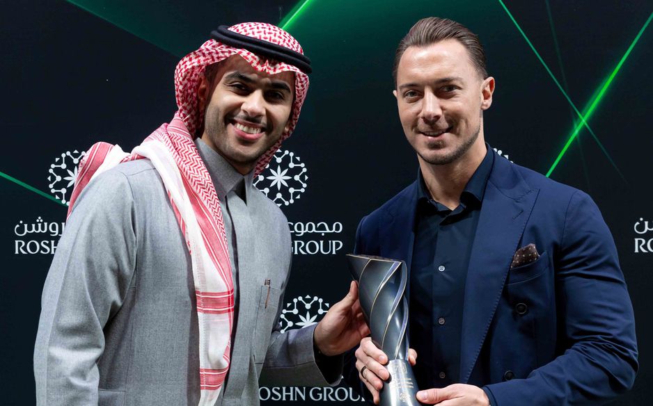 يايسله متسلمًا جائزة أفضل مدرب في يناير المقدمة من مجموعة روشن