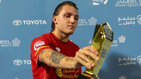 ماتيو ريتيغي يستعرض جائزته لرجل مباراة الخليج والقادسية