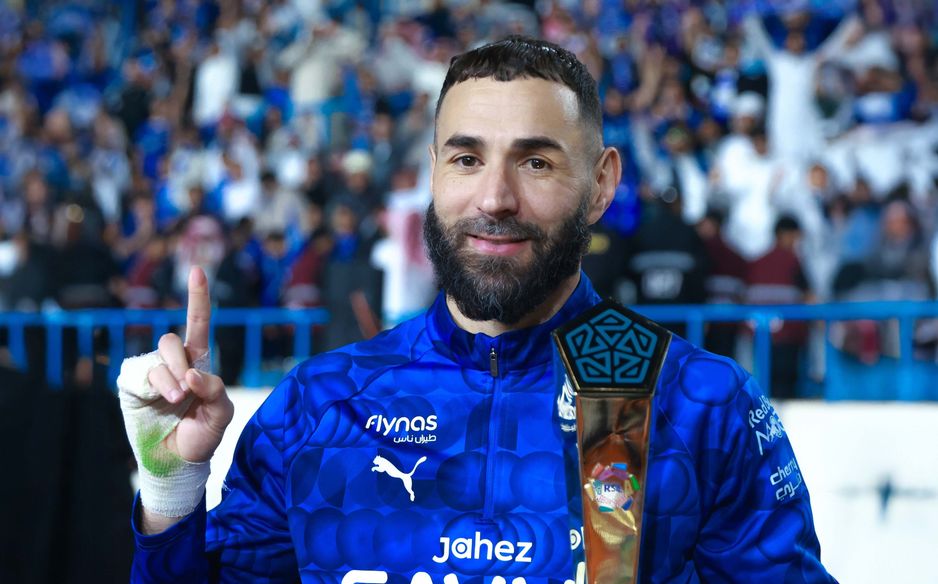 كريم بنزيما يخرج حاملًا جائزة رجل المباراة وكرة المواجهة بعد ظهوره الأول بقميص الهلال