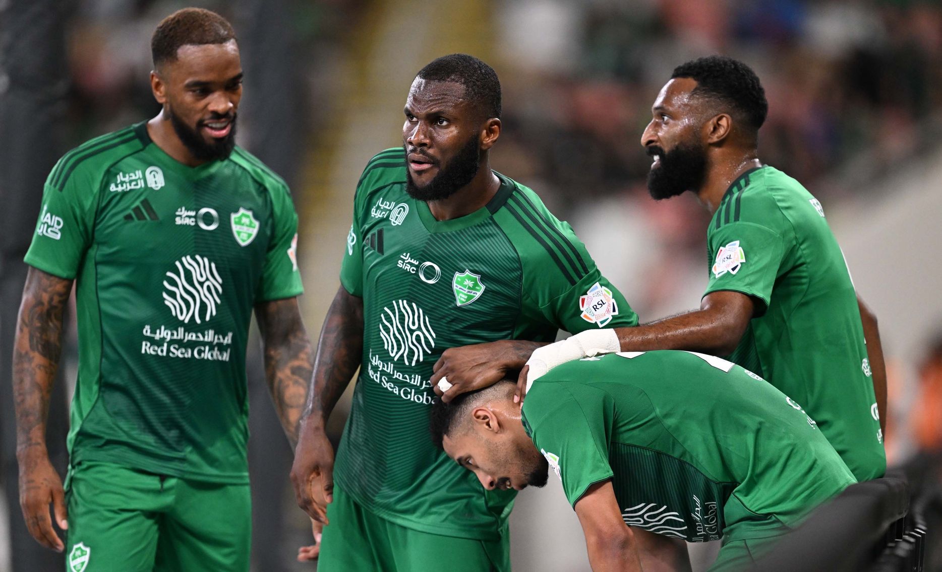 توني وكيسيه والبريكان اتجهوا إلى محمد عبدالرحمن بعد تسببه في الهدف الثاني أمام الحزم