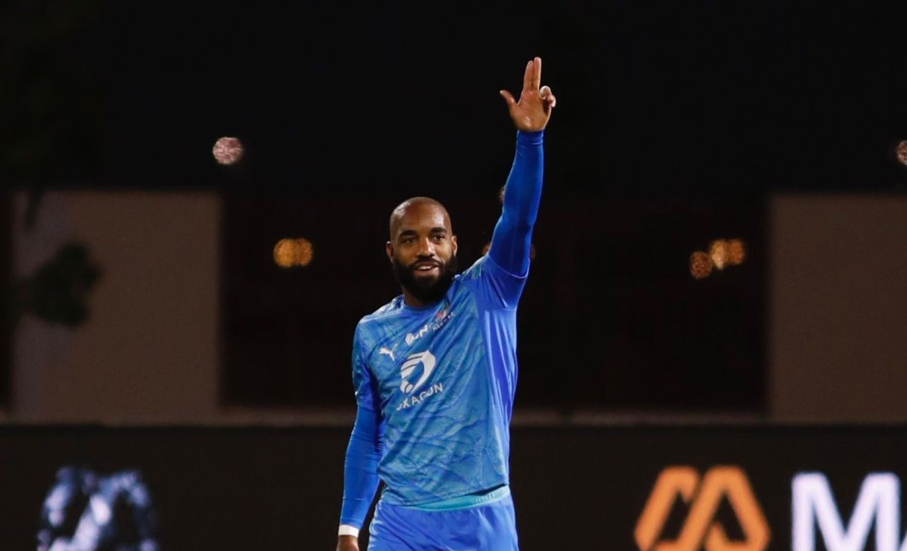 هدف لاكازيت يمنح نيوم نقاط الرياض