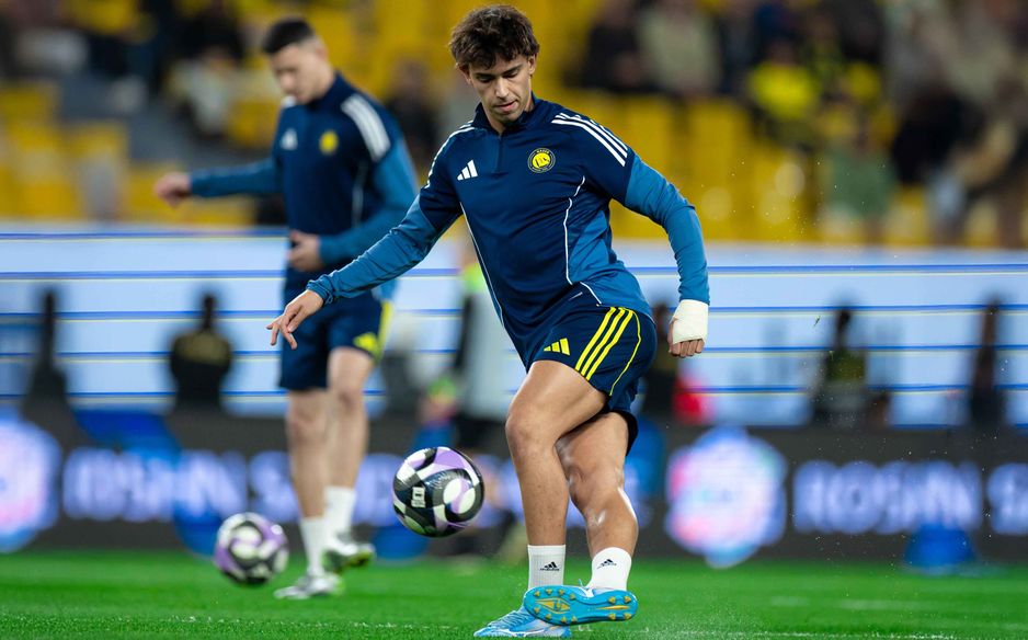 فيلكس يستعرض خلال الإحماء قبل انطلاق القمة