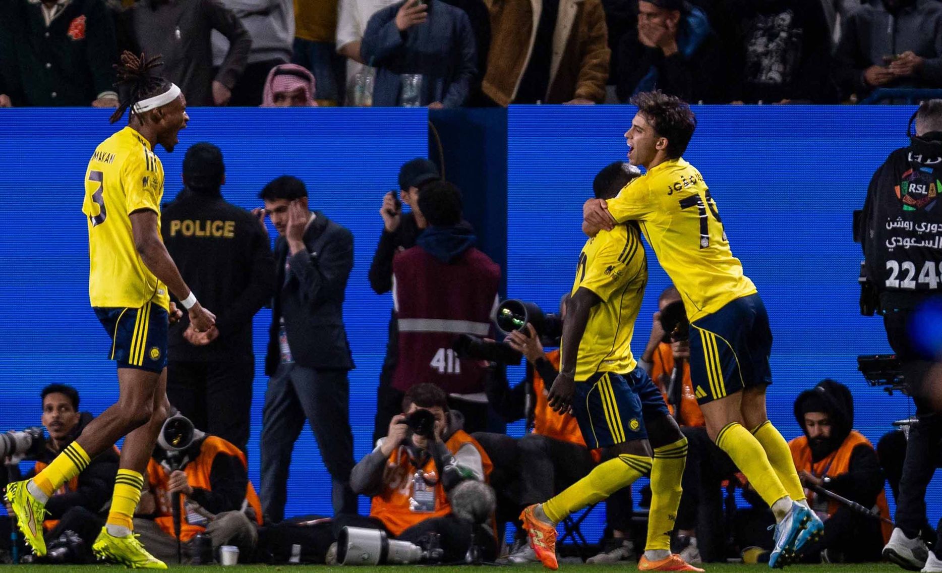 فيلكس يعانق ماني بعدما ساعدهم في تنفس الصعداء بالهدف من الجزائية قبل ست دقائق من نهاية الوقت الأصلي