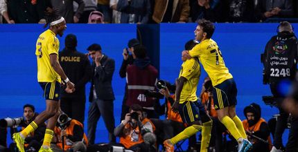 فيلكس يعانق ماني بعدما ساعدهم في تنفس الصعداء بالهدف من الجزائية قبل ست دقائق من نهاية الوقت الأصلي