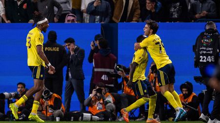 فيلكس يعانق ماني بعدما ساعدهم في تنفس الصعداء بالهدف من الجزائية قبل ست دقائق من نهاية الوقت الأصلي