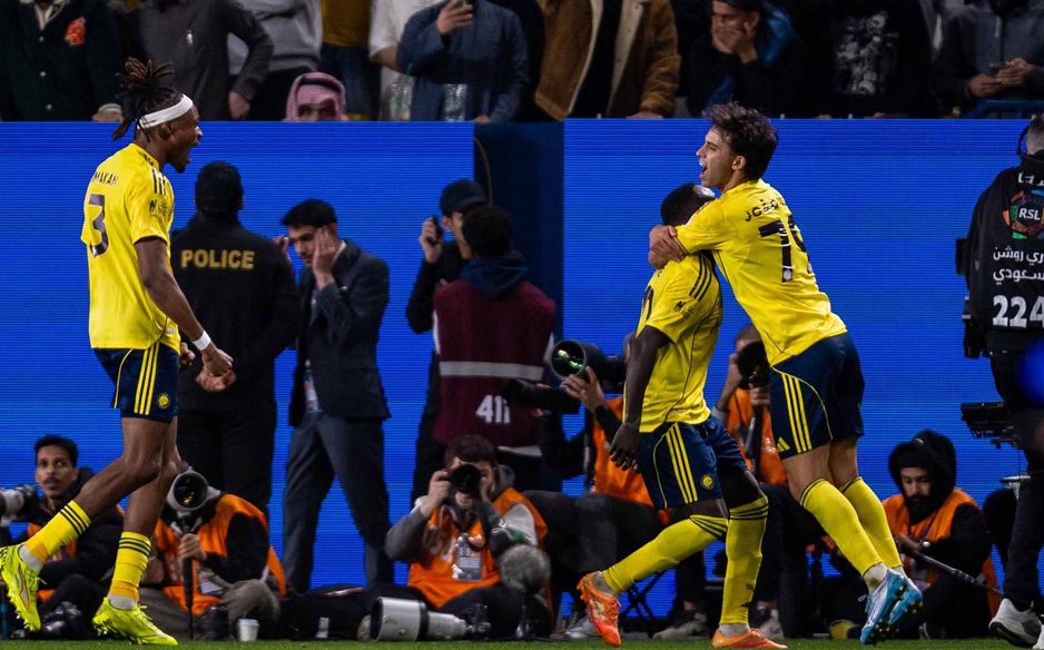 فيلكس يعانق ماني بعدما ساعدهم في تنفس الصعداء بالهدف من الجزائية قبل ست دقائق من نهاية الوقت الأصلي