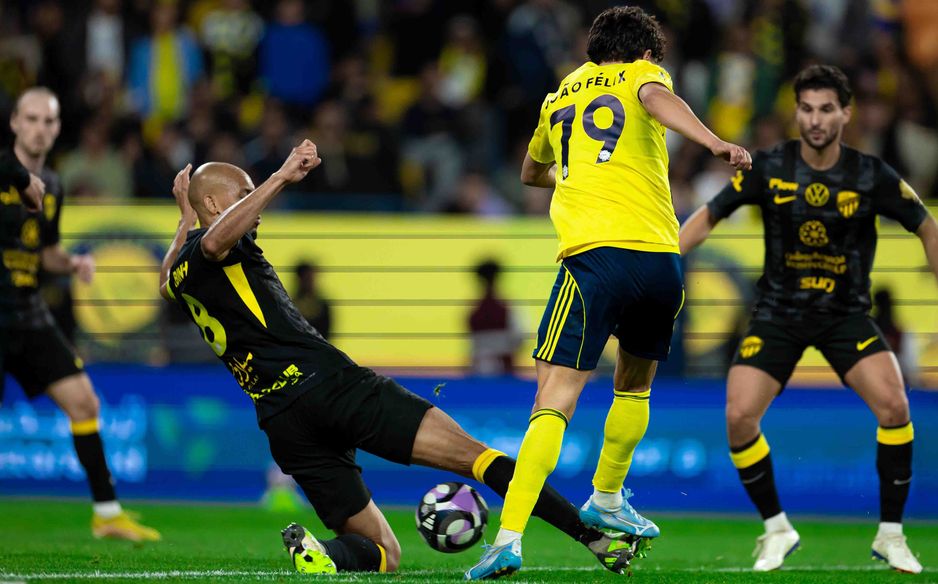 محاولة فيلكس للتسديد على مرمى الاتحاد أواخر الشوط الأول. واعترض لاعبو النصر على أخقيتهم بالحصول على خطأ لكن الحكم أمر باستمرار اللعب