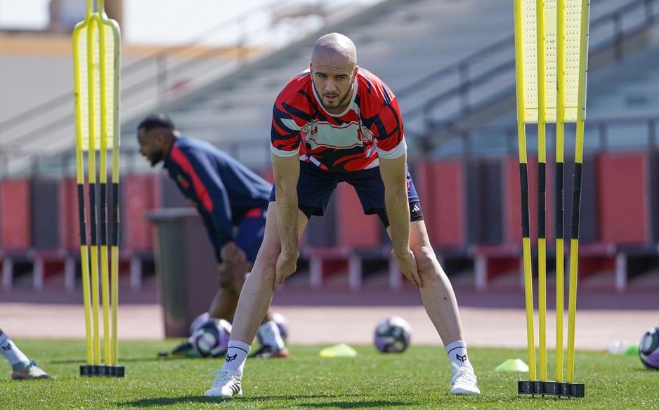 Al Riyadh signed experienced midfielder Victor Lekhal to bolster their fight for survival