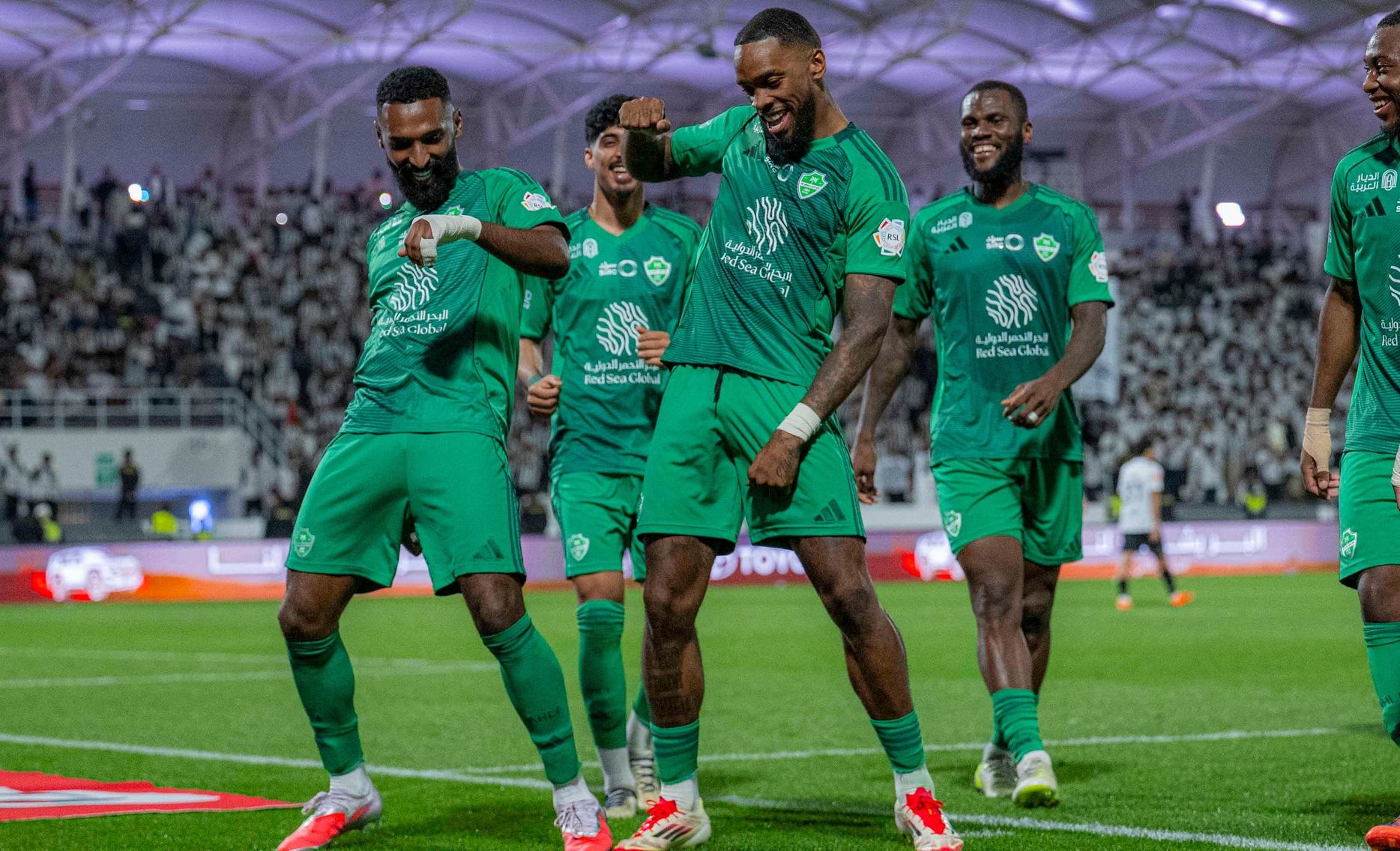 اختتم إيفان توني احتفالات الأهلي في ملعب الشباب