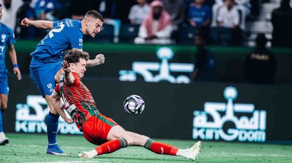 سافيتش محاولًا للوصول لمرمى روداك