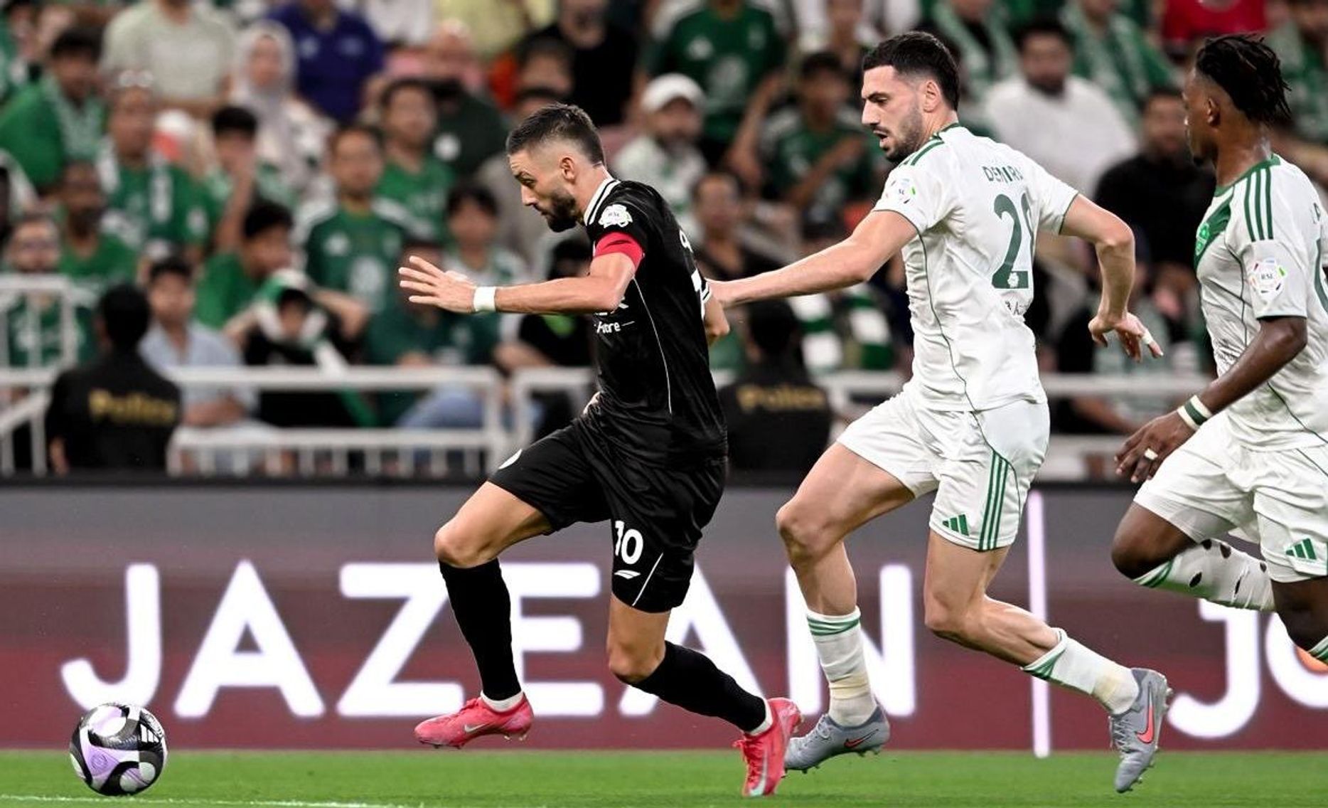 قمة مثيرة في الرياض.. الشباب يصدم بالأهلي