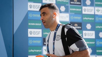 حمد الله أثناء وصوله مع فريق الشباب إلى ملعب مواجهتهم أمام الأهلي