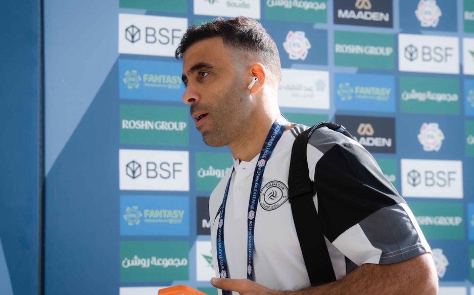 حمد الله أثناء وصوله مع فريق الشباب إلى ملعب مواجهتهم أمام الأهلي