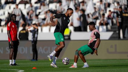 إيفان توني وزكريا هوساوي خلال الإحماء قبل انطلاق القمة