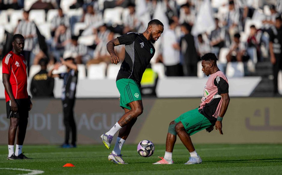 إيفان توني وزكريا هوساوي خلال الإحماء قبل انطلاق القمة