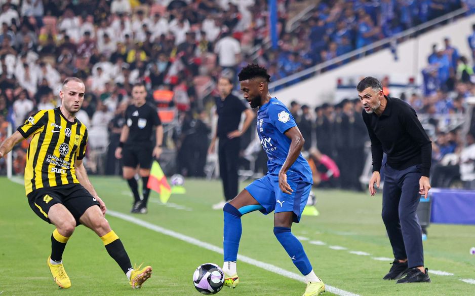 يفكر كونسيساو في قدرات لاعبه السابق بنزيما وفي مجابهة الهجوم الهلالي من الأطراف