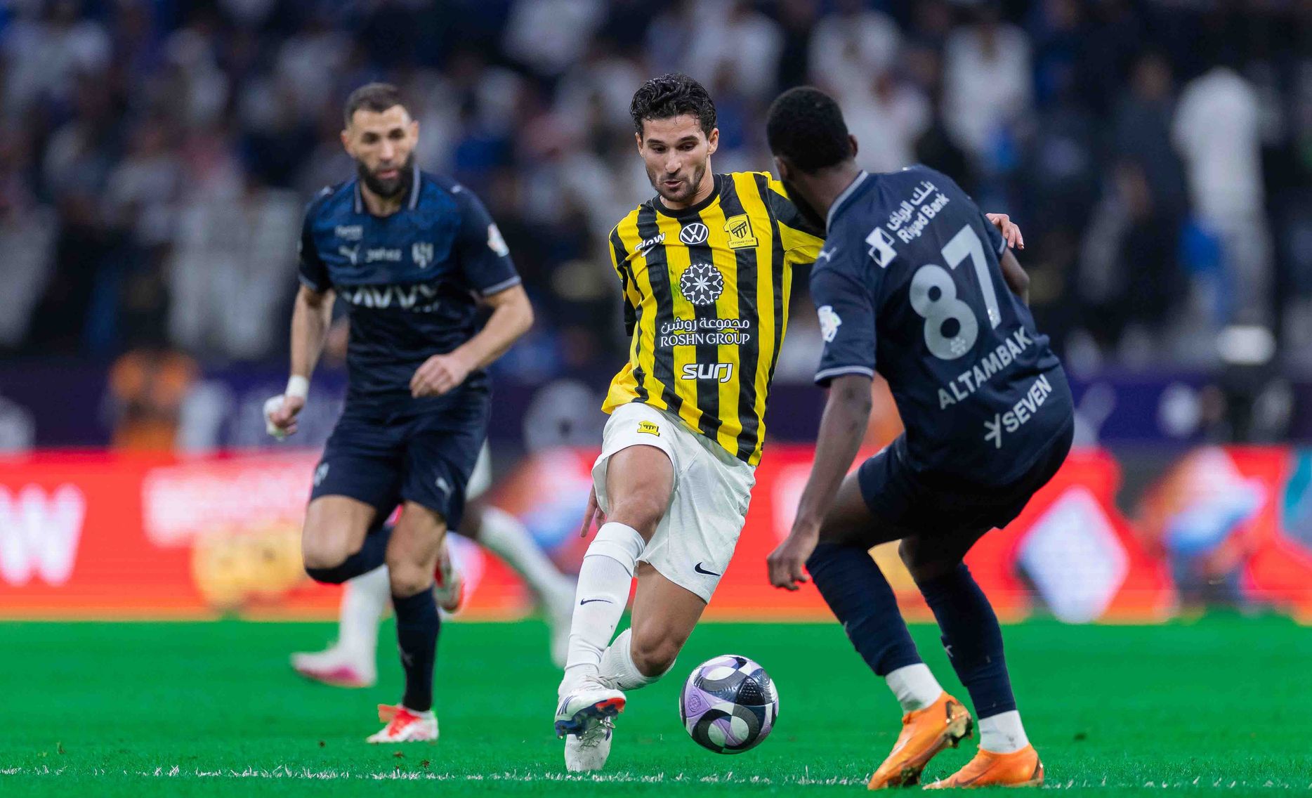 عوار وبنزيما في ملعب واحد بقيمصين مختلفين