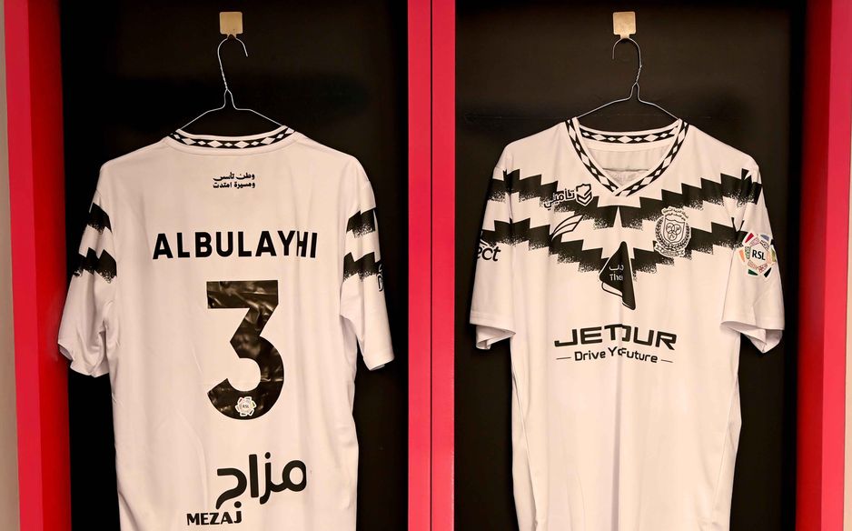 الشباب خاض مواجهة يوم التأسيس بطقم مستوحى من تصميم أبرز أطقمه في التسعينات الميلادية