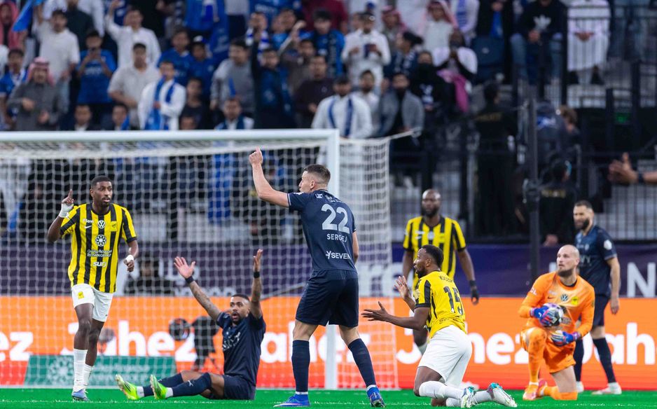 أعاق حسن كادش لاعب الهلال مالكوم أثناء انفرادة بمرمى رايكوفيتش