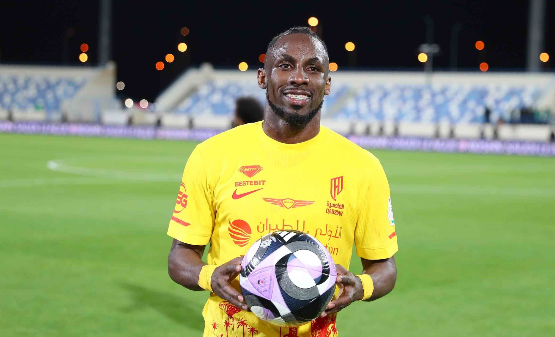 كينونيس مع كرة الهاتريك الثالث له في الموسم