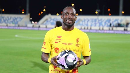 كينونيس مع كرة الهاتريك الثالث له في الموسم